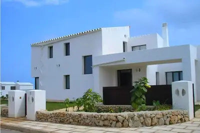 Image de Grande villa de construction récente, avec jardin privé et piscine
