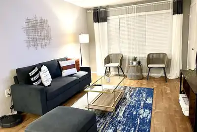 Image de 2 Bed/ 2 Bath Luxury Apartment + Free Parking
