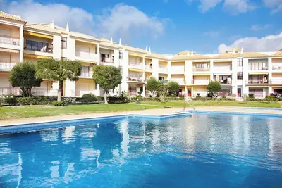 Image de Appartement \"Columbus Beach\" avec vue sur la mer, piscine partagée & Wi-Fi