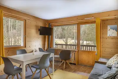 Image de Appartement 5 à 6 personnes, avec vue sur les montagnes et piscine partagée.