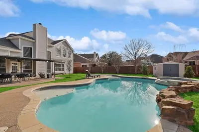 Image de Stylish, Spacious, Convenient - 6-Bd/2. 5-Ba + Pool