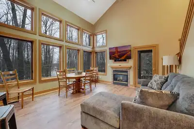 Image de Northern Michigan Getaway | Spacious 2 Br Condo with Loft | Sleeps 10 Guests