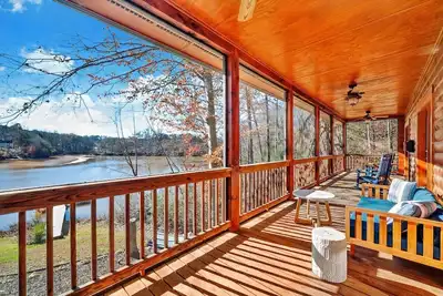 Image de Waterfront Log Cabin w/Hot Tub, Kayaks, Firepit, King Beds, & Pet-Friendly