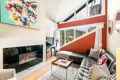 Image de Modern Lofted 1br: Sleeps 4, Free Parking, Near Lakes and Trail!