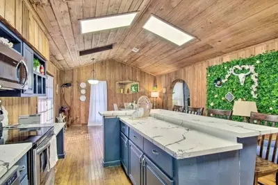Image de The Cozy Cabin with Hot Tub and Putting Green