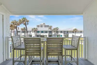Image de Chic, Updated Ocean View Condo on No-Drive Beach