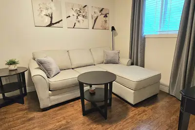 Image de *Clean and Cozy Main Floor Suite, with private entrance in quiet neighbourhood *