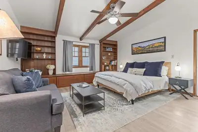 Image de Old Town Hideaway- Walk to it all! 1 block away- hot springs, grocery, free bus.