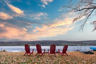 Beautiful Waneta Lake Front Cottage! Kayaks! Wine Country Flx