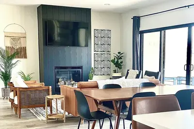 Image de Modern Retreat with Spring Specials! Near River Golf, Boating & Gorge Concerts!