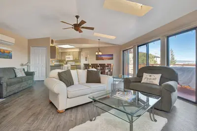Image de *H*Central Loc*Amazing Views*15min from the square! Close to lynx Lake*