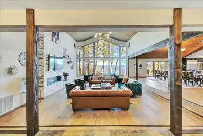 Image de The Gathering Place! Sleeps 24, Lakeview, Hot tub, Game room