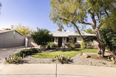 Image de Central Scottsdale Desert Oasis family home