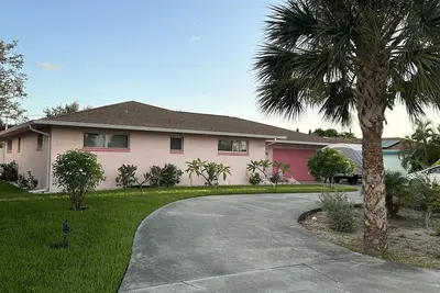 Image de Barefoot Beach Pink Cottage. Heated pool, 1 mile from beach, fast wifi!