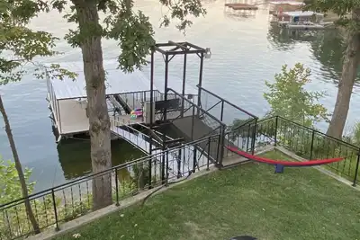 Image de 5 bedroom lakefront home private dock. perfect for families & fishermen