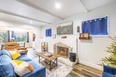 Image de Christmas Tree Hideaway | Modern 2br Pet-Friendly