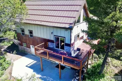 Image de Two Top Stop - Newly built cabin, 16m from Yellowstone, across from Henry's Lake