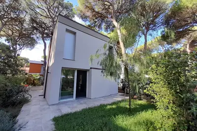 Image de Self-contained villa with fenced garden, in pine forest 5 minutes walk from the sea