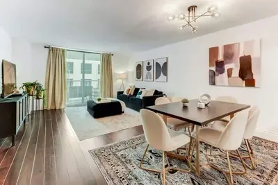 Image de Elegant 1br with Oversized Balcony and Bay View