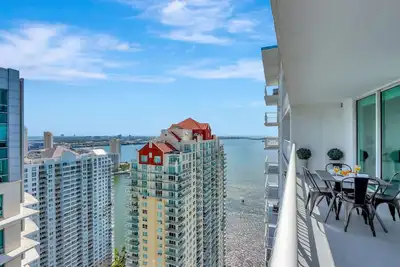 Image de Penthouse Apt w/ Private Balcony•King Bed•Parking!