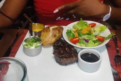 Image de 10 Min drive to Airport, Beach, Shopping Complex, Town, & Night life