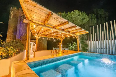 Image de Villa Torreta - A stunning new Ibiza\/Boho style villa, swim-up bar, bubbling spa