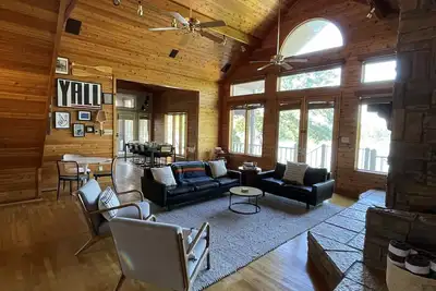 Image de The Houston House! Gorgeous Lake front cabin, w/ two level dock and grill house