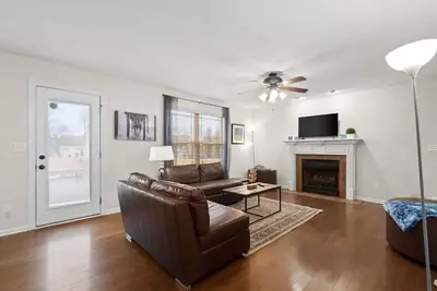 Image de Huge Yard&Deck! Mins to Airport - Beds on Brewster