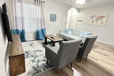 Image de Medical Center Area and Usaa are nearby, newly-renovated house.