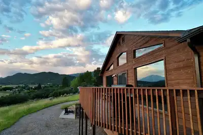 Image de Gorgeous Retreat with Mountain Views, Open Living, Bunk Room, Game Room, Hot Tub