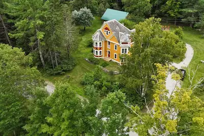 Image de Gorgeous Family Friendly Victorian With All Natural Cedar Hot Tub Near Gore Mt