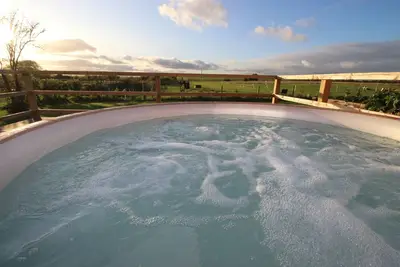 Image de The Old Dairy, Bishop’s Cleeve: hot tub and rural peace