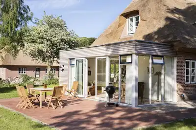 Image de Hideaway under thatch for large families with sauna and stove