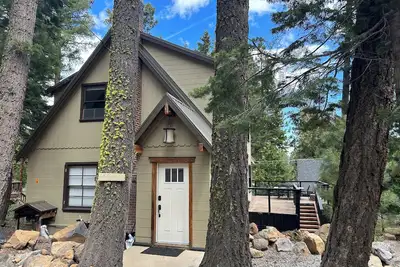 Image de Updated N. Lake Tahoe Family Cabin, Hot Tub, walk to Tahoe Beaches & Restaurants