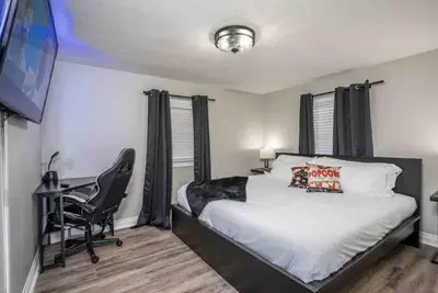 Image de Dinner and a Movie | 2 Br & 1 Ba | Lansing Home
