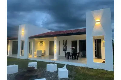 Image de Pleasant country house with pool!