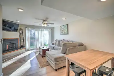 Image de Lovely Iowa City Townhome ~ 3 Mi to Dtwn!