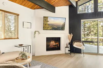 Image de Modern, Newly Renovated Cabin, Centrally Located in Running Springs
