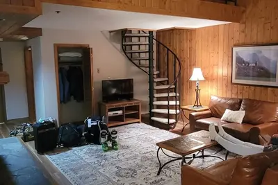 Image de Cozy 2 bed condo w loft, hot tub and pool. ski shuttle. 1\/8 mile to base