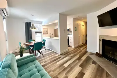 Image de Luxueux condo au centre-ville de Magog avec foyer au bois et piscine