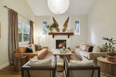 Image de Spacious home only few miles from beach, shopping and town center