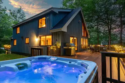 Image de Bears Den Chalet | Hot Tub, Community Pool & More!