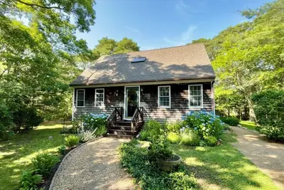 Image de Sunny 3 bedroom cape with large deck, porch and kayaks. Pet friendly.