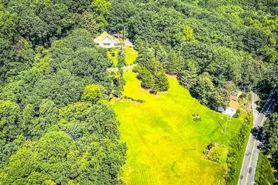 Image de Welcome to Glassy Mountain Farmhouse in North Travelers Rest. Be our guest!