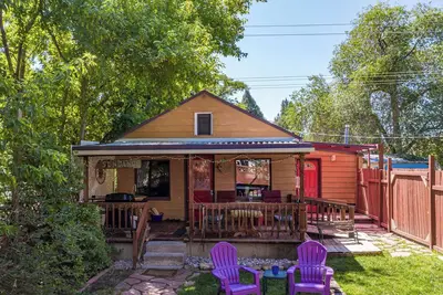 Image de Clean and Cozy Cabin on Main Street - Walk to the river and hot pools!