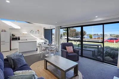 Image de On the lake at Penguin Mews: Ground floor pet friendly