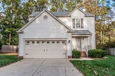 Image de Prime Location, Close to Everything, Fresh Market, Downtown Cary, Bond Park