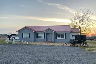 Image de Grandview Carriage House at Copperas Creek - a renovated pet friendly farmhouse.