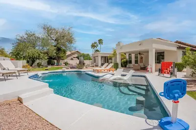 Image de 5 Bed Luxury Home w/ New Heated Salt Water Pool/Hot Tub