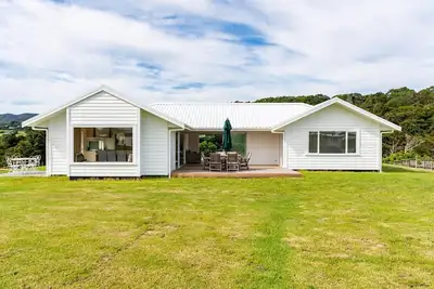 Image de The Langs - With stunning views, expansive entertaining areas inside and out and an unparalleled location once you are here you won't want to leave. Grab you friends and family or organise your corporate get together at this luxury beach-side retreat